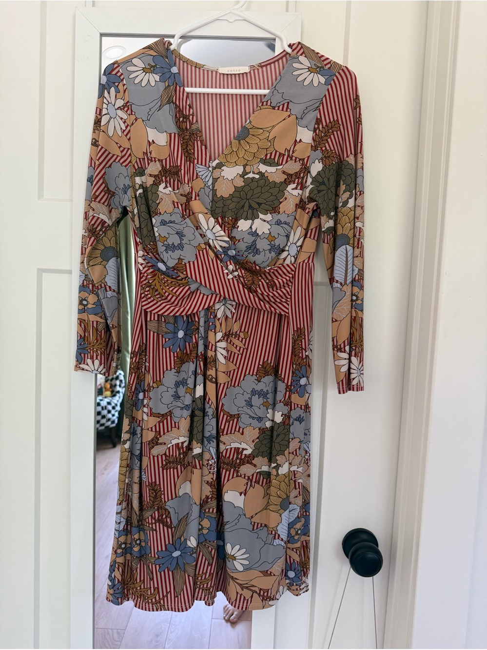 Entro V-neck long sleeve dress twist-front detail retro-inspired floral size M